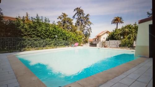 une piscine avec de l'eau bleue dans une cour dans l'établissement Villa Jules, à Antibes
