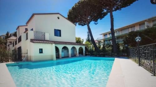 une piscine devant une maison dans l'établissement Villa Jules, à Antibes
