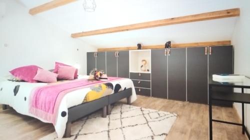 une chambre avec un grand lit et un bureau dans l'établissement Villa Jules, à Antibes