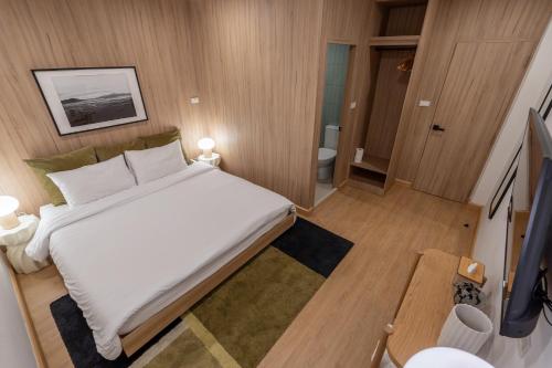 a bedroom with a large bed and a bathroom at 2 Bed 2 Bath / Luxury / 1 min walk to BTS Asok in Bangkok