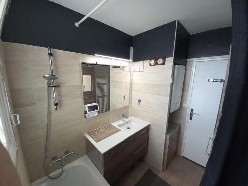 une salle de bain avec un lavabo, une douche et une baignoire dans l'établissement Appartement central et chaleureux sur côte pays basque pour 6 personnes, à Anglet