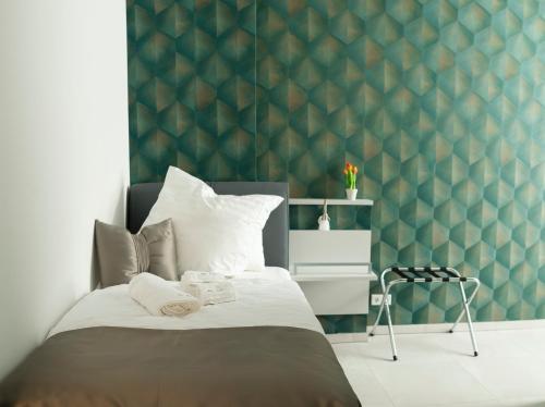 a bedroom with a bed with a green wall at Im Ort Übernachten in Warendorf