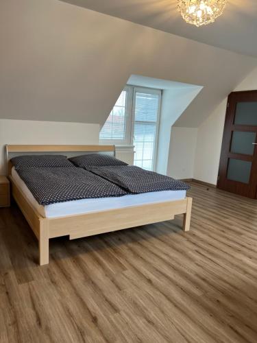 Postel nebo postele na pokoji v ubytování Podkrovní apartmán se společným bazénem