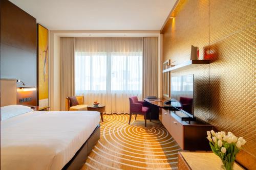 um quarto de hotel com uma cama e uma escrivaninha em Asiana Hotel Dubai no Dubai