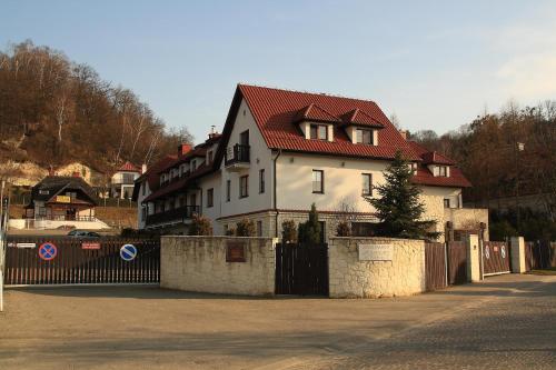 een groot wit huis met een rood dak bij Apartament 6 Cappucino Pod Aniołem in Kazimierz Dolny
