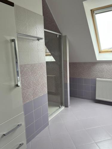Koupelna v ubytování Podkrovní apartmán se společným bazénem