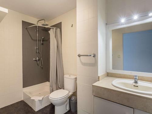 une salle de bain avec toilettes, lavabo et douche dans l'établissement Appartement moderne en bord de mer avec balcon et parking - FR-1-2-306, à Hendaye
