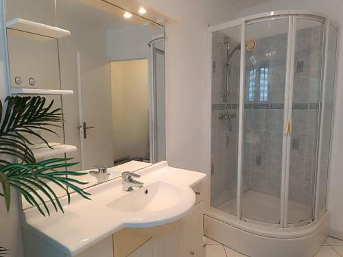 Photo de la galerie de l'établissement Bel appartement avec WIFI, balcon et garage à Perros-Guirec - FR-1-368-165, à Perros-Guirec