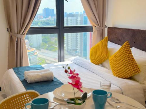 Ένα ή περισσότερα κρεβάτια σε δωμάτιο στο Neu Suites By Serenity Homes Near Gleneagles, KLCC & LRT