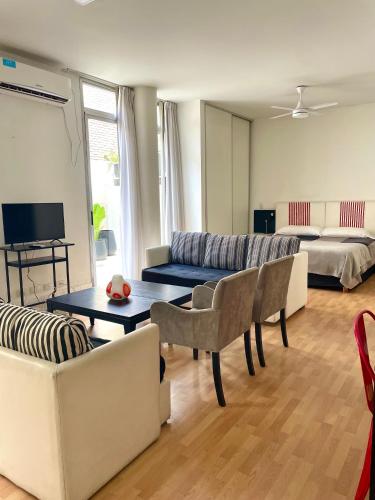 a living room with a couch and a bed at Apartamentos de Maria en Martinez! Av Libertador con Patio! in Martínez
