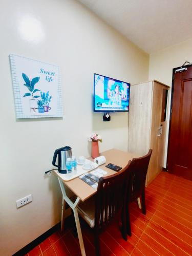 Televisyen dan/atau pusat hiburan di B&J Guesthouse and Tours