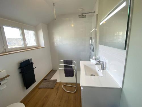 Photo de la galerie de l'établissement Maison à 250m de la plage avec WIFI à Trégastel - FR-1-368-456, à Trégastel