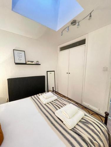 Un dormitorio con una cama con dos almohadas encima. en Cozy Central Flat Oxford, en Oxford