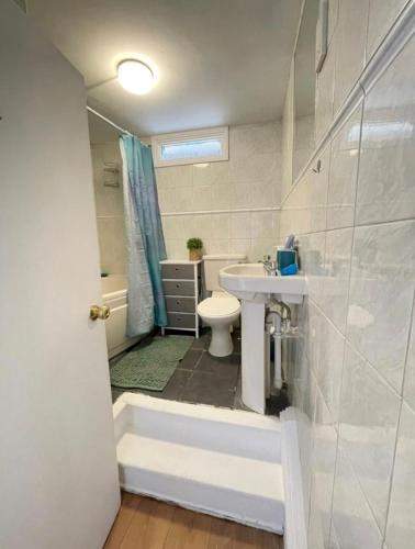 Un baño con lavabo, inodoro y ducha. en Cozy Central Flat Oxford, en Oxford