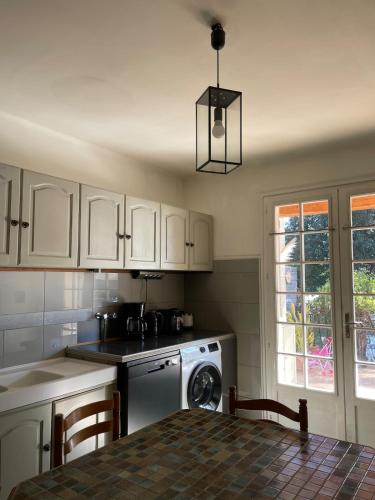 Dapur atau dapur kecil di House with pool in Provence