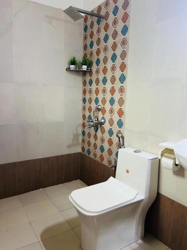 アンジュナにあるPalm paradise anjunaのトイレと洗面台付きのバスルーム