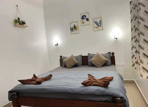 Postel nebo postele na pokoji v ubytování Palm paradise anjuna