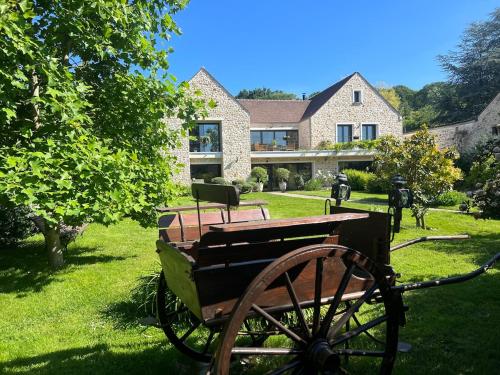 une calèche tirée par des chevaux devant une maison dans l'établissement Villa Luxe vallée de Chevreuse - Piscine intérieure chauffée - 14 pers - Le relais des clefs, à Chevreuse