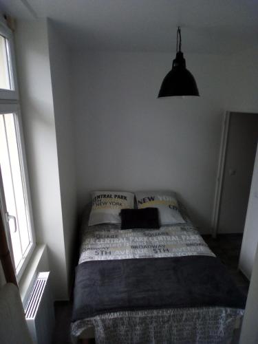 une chambre avec un lit dans une pièce blanche dans l'établissement Le Reposant by Tranquil at Home, à Pornichet