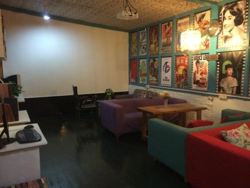Posezení v ubytování How Flowers Hostel & Party Coliving Coworking Nomad