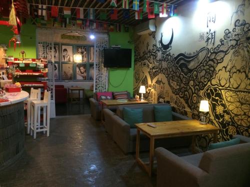 Posezení v ubytování How Flowers Hostel & Party Coliving Coworking Nomad