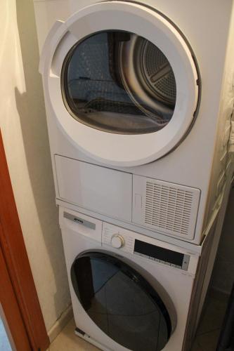 two microwaves stacked on top of each other at B&B Il Panorama in Torremaggiore