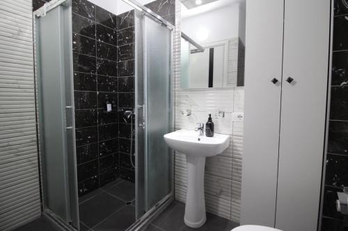 a bathroom with a sink and a shower at Motra Apartment in Metogjashta