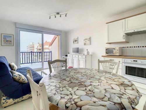 une cuisine et une salle à manger avec une table et des chaises dans l'établissement Appartement Confort 2 Chambres à 100m de la Plage avec Parking - FR-1-236-50, à Stella-Plage