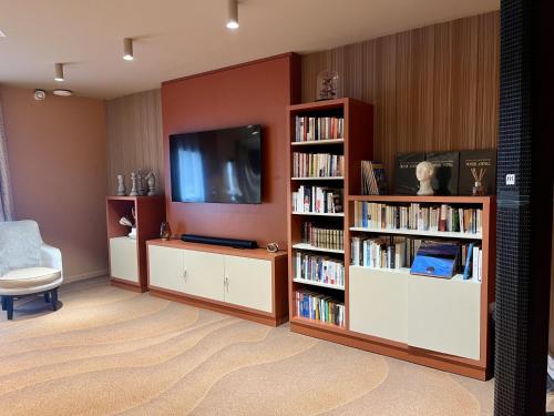 Perpustakaan di aparthotel ini