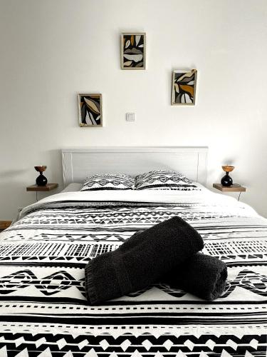 - un lit avec une couverture noire et blanche dans l'établissement La Casa de Mike, à Mohon