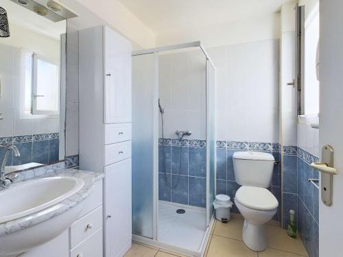 une salle de bain avec une douche, des toilettes et un lavabo dans l'établissement Maison T3 Climatisée à 450m de la Plage avec Terrasse et Garage - FR-1-423-115, au Grau-dʼAgde