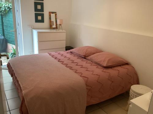 une chambre avec un lit et une fenêtre dans l'établissement Joli appartement avec jardin, rive droite, à Palavas-les-Flots