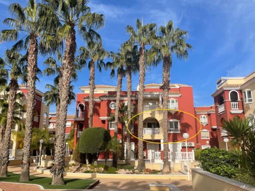 ロス・アルカサレスにあるCasa Riveroの建物前のヤシの木群