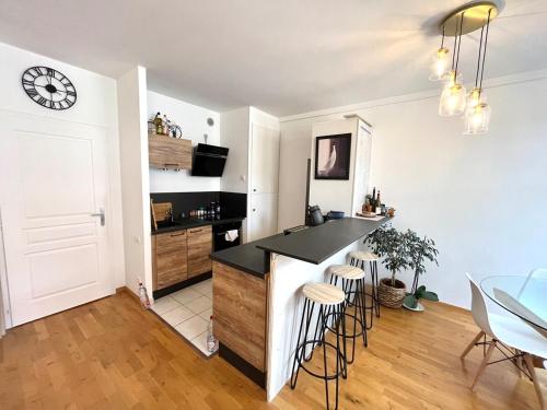 une cuisine avec un bar et une salle à manger dans l'établissement Au cœur de Colmar, à Colmar