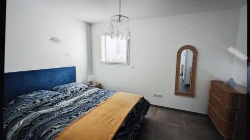 - une chambre avec un lit, un miroir et une commode dans l'établissement Eze Villa, à Èze
