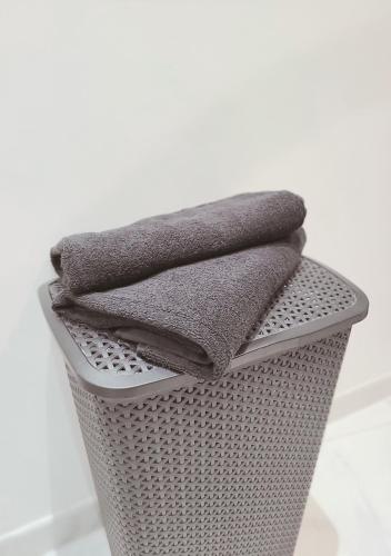 Trois serviettes sont assises au-dessus d'une poubelle dans l'établissement L'Esprit Bohème, à Vitré