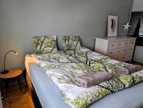 una camera con un letto con un comò e un letto sidx sidx di 18 - Cozy apartment with view, top 7th floor a Kemi