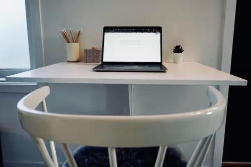 Tiny House with a Stunning Lake View 30 Min from Gothenburg