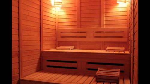 eine Sauna mit Holzregalen und Lichtern darin in der Unterkunft Hotel President in Scorniceşti