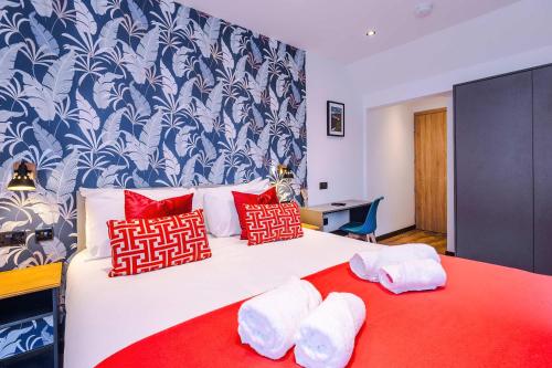 Кровать или кровати в номере James Court Apartments - 2 Bedroom by Assured