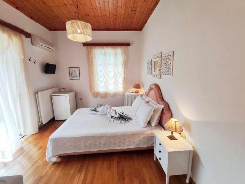 Ένα ή περισσότερα κρεβάτια σε δωμάτιο στο Villa Karidia