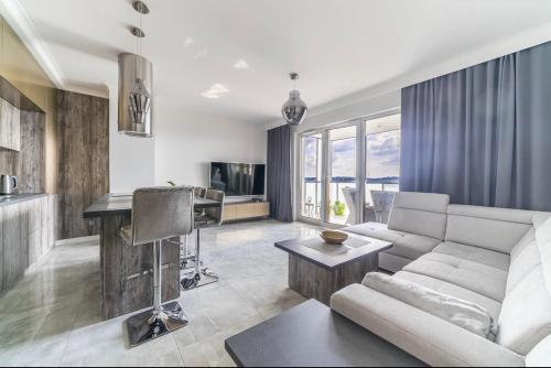 ApartMate- City View Comfy Apartment by the Sea & free gym