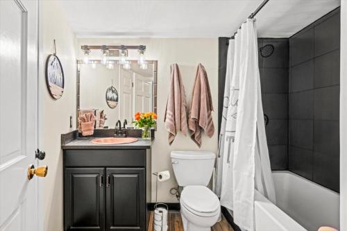Φωτογραφία από το άλμπουμ του Stylish 1BR Free Attraction Tix Views! σε Gatlinburg