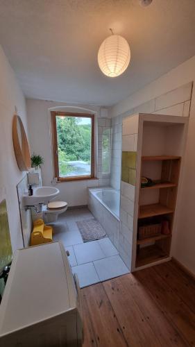 ein Badezimmer mit Badewanne und Waschbecken in der Unterkunft Wohnung in der Waldstadt in Eberswalde