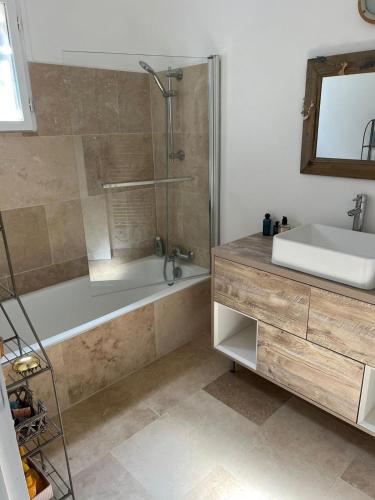 une salle de bain avec une baignoire, un lavabo et une douche dans l'établissement Maison à 50 mde la plage, pour 10 personnes en Corse du sud,, à Coti-Chiavari