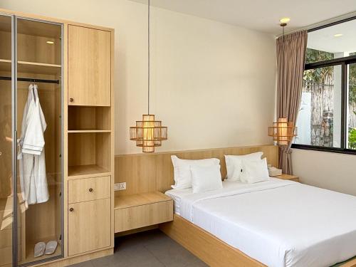a bedroom with a bed and a window at Eskep Estate - Private Villas in Phumĭ Ŏng Char