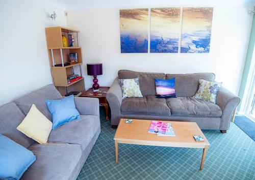 Ruang duduk di Seacroft at Botany Bay Sleeps 6-8