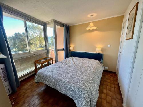 une chambre avec un lit et une grande fenêtre dans l'établissement Studio cabine 4 pers avec terrasse, parking et accès plage - FR-1-226B-167, à Cavalaire-sur-Mer