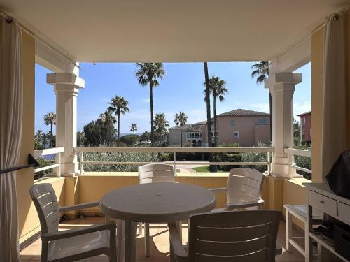 Photo de la galerie de l'établissement Confortable T2 avec piscine, parking et Wi-Fi, proche plages - 4 pers - FR-1-768-97, à La Garonnette-Plage