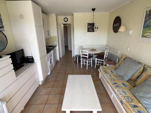 Photo de la galerie de l'établissement Confortable T2 avec piscine, parking et Wi-Fi, proche plages - 4 pers - FR-1-768-97, à La Garonnette-Plage